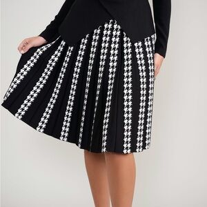NWT Size XS Aleeza Paris Sold Out Black and White Houndstooth Pleated Skirt 25in
